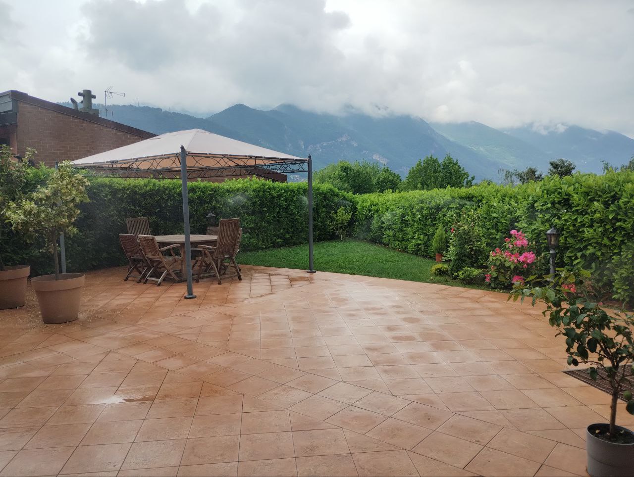 Giardino con impianto antizanzare Basic 20